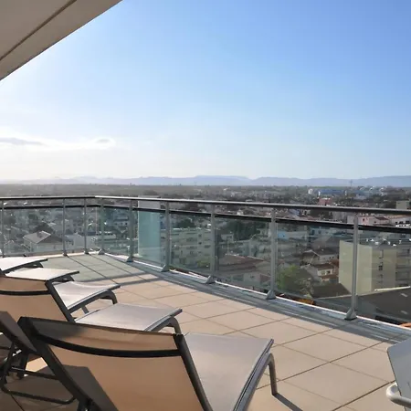 Beachfront: Spacious 4-bedroom With Sea View Terrace Apartment *