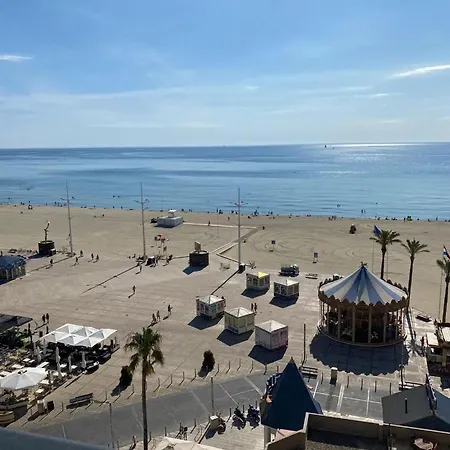 Apartment Beachfront: Spacious 4-bedroom With Sea View Terrace